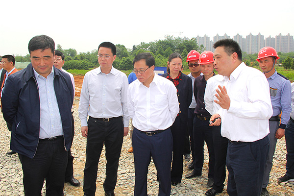 2017年4月28日 長沙市委副書記、市長、湖南湘江新區(qū)黨工委書記陳文浩實地督察項目進展